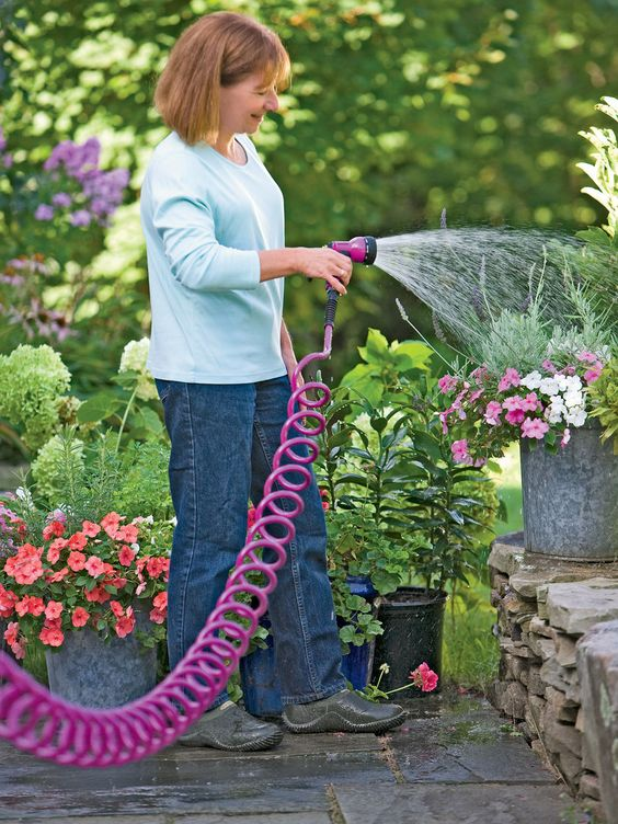 The new spring hoses prevent knots and are lightweight.  Couples with a versatile nozzle that adjusts based on need for rain or spray choices.